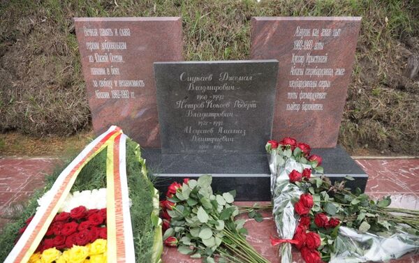 Бибилов почтил память героев-добровольцев из Южной Осетии, павших в Абхазии - Sputnik Южная Осетия