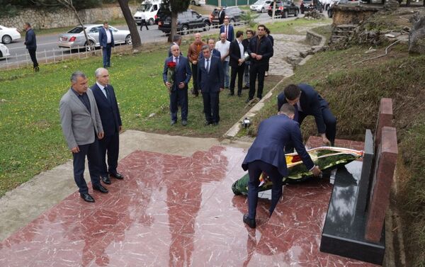 Бибилов почтил память героев-добровольцев из Южной Осетии, павших в Абхазии - Sputnik Южная Осетия