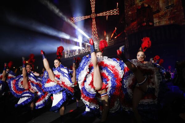 Танцовщицы Мулен Руж во время празднования 130-летия старейшего французского кабаре в Париже - Sputnik Южная Осетия