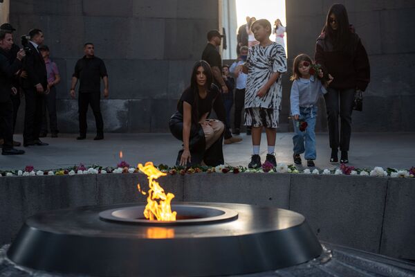 Ким Кардашьян возлагает цветы к Вечному огню на территории мемориального комплекса Цицернакаберд в Ереване - Sputnik Южная Осетия