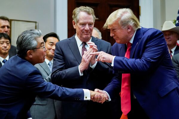 Президент США Дональд Трамп обменивается рукопожатием с послом Японии в США Шинсуке Сугиямой перед торговым представителем США Робертом Лайтхайзером в Белом доме в Вашингтоне - Sputnik Южная Осетия