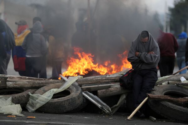 Люди блокируют дорогу во время акции протеста против отмены субсидий на топливо, Эквадор - Sputnik Южная Осетия