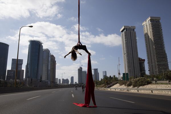 Израильская акробатка выступает на шоссе во время еврейского праздника Yom Kippur в Тель-Авиве, Израиль - Sputnik Южная Осетия