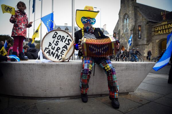 Демонстрант в костюме играет на аккордеоне, ожидая участия в марше за независимость Шотландии в Эдинбурге - Sputnik Южная Осетия