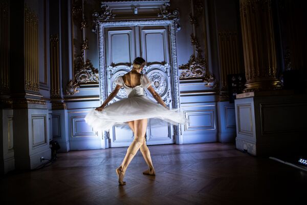 Балерина балетной труппы Парижской Оперы выступает во время танцевального шоу «Degas Danse» в музее Orsay в Париже - Sputnik Южная Осетия