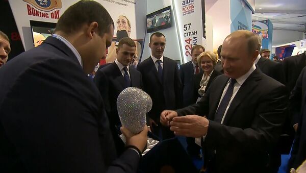 Мне сломали нос – Путин принял в дар боксёрскую перчатку и вспомнил свои тренировки по боксу - Sputnik Южная Осетия
