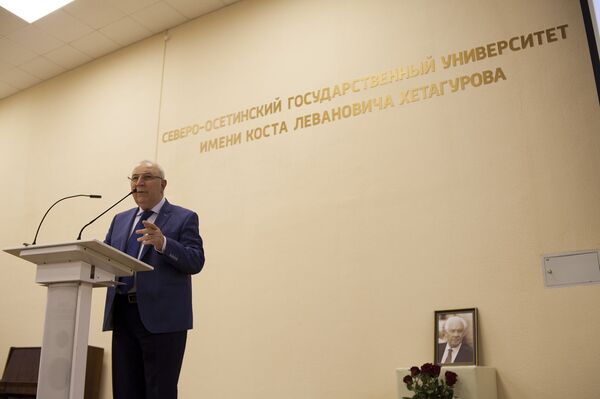 Большое видится на расстоянии: в Северной Осетии вспоминали первого президента республики Большое видится на расстоянии: в Северной Осетии вспоминали первого президента республики - Sputnik Южная Осетия