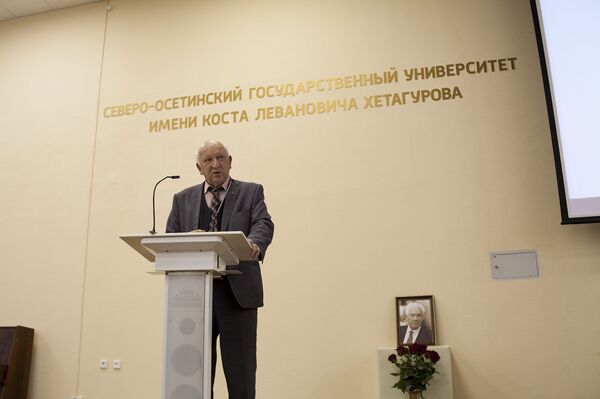 Большое видится на расстоянии: в Северной Осетии вспоминали первого президента республики Большое видится на расстоянии: в Северной Осетии вспоминали первого президента республики - Sputnik Южная Осетия