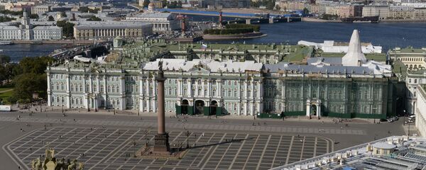 Вид на Дворцовую площадь и Государственный Эрмитаж в Санкт-Петербурге Вид на Дворцовую площадь и Государственный Эрмитаж в Санкт-Петербурге - Sputnik Южная Осетия