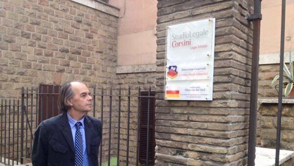 Официальный представитель МИД РЮО в Риме Мауро Мурджиа рядом с разбитой табличкой представительства  - Sputnik Южная Осетия