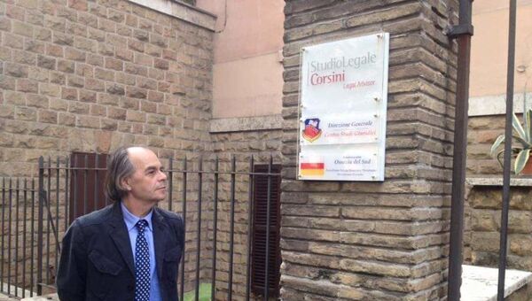 Официальный представитель МИД РЮО в Риме Мауро Мурджиа рядом с разбитой табличкой представительства  - Sputnik Южная Осетия