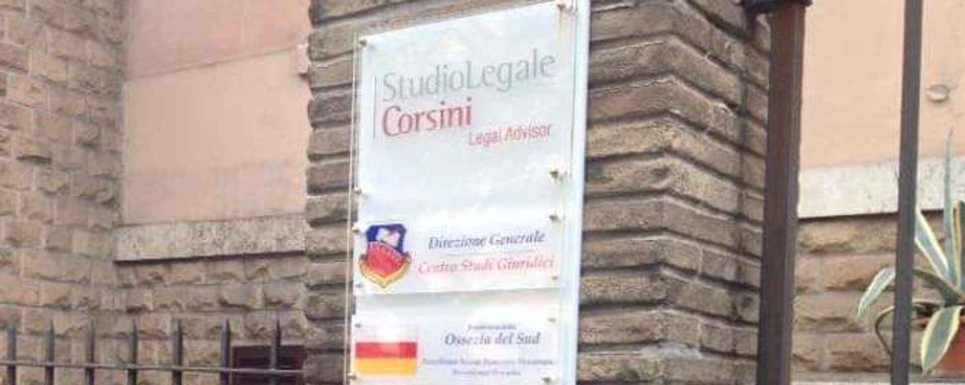 Официальный представитель МИД РЮО в Риме Мауро Мурджиа рядом с разбитой табличкой представительства  - Sputnik Южная Осетия, 1920, 02.04.2026