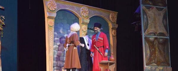 Анатолий Бибилов посетил премьеру спектакля Афхардты Хасана Анатолий Бибилов посетил премьеру спектакля Афхардты Хасана - Sputnik Южная Осетия