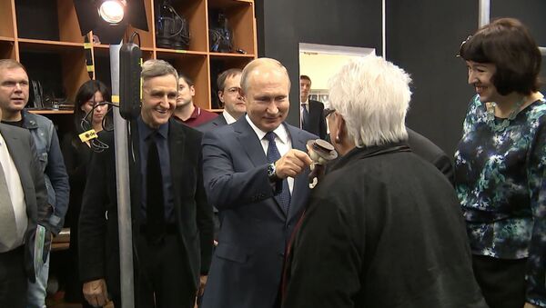 Путин во ВГИКе поздоровался со старухой Шапокляк и познакомился с автором куклы - Sputnik Южная Осетия