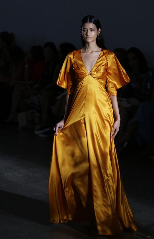 Модель в платье от Fabiana Milazzo на неделе моды в Сан-Паулу, Бразилия - Sputnik Южная Осетия