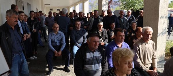 Анатолий Бибилов наградил работников дорожного хозяйства Анатолий Бибилов наградил работников дорожного хозяйства - Sputnik Южная Осетия