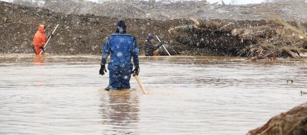 Сотрудники МЧС ведут поисково-спасательные работы на месте прорыва дамбы в Красноярском крае Сотрудники МЧС ведут поисково-спасательные работы на месте прорыва дамбы в Красноярском крае - Sputnik Южная Осетия