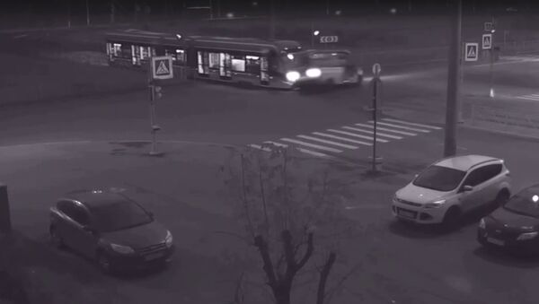 Момент столкновения маршрутки и трамвая в Петербурге попал на видео - Sputnik Южная Осетия
