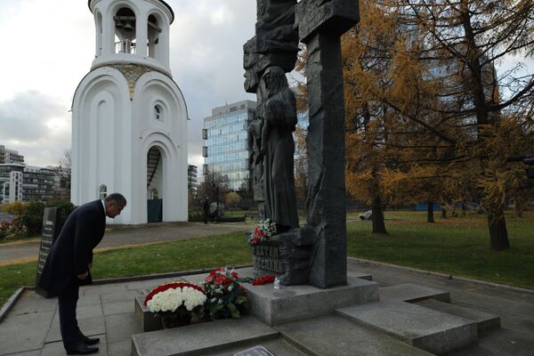 Анатолий Бибилов возложил цветы к Монументу жертвам Беслана в Санкт-Петербурге - Sputnik Южная Осетия