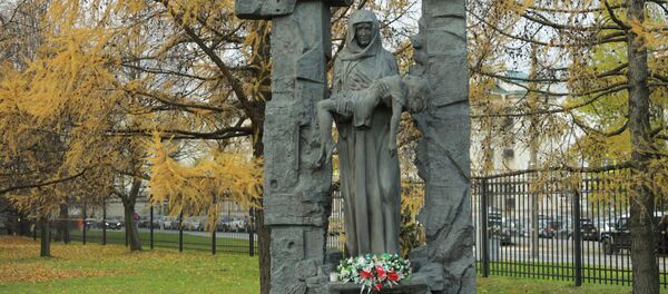 Анатолий Бибилов возложил цветы к Монументу жертвам Беслана в Санкт-Петербурге Анатолий Бибилов возложил цветы к Монументу жертвам Беслана в Санкт-Петербурге - Sputnik Южная Осетия