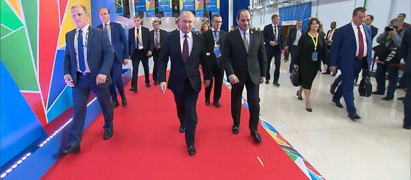 Владимир Путин поднял тост за присутствующих на форуме в Сочи глав делегаций стран Африки Владимир Путин поднял тост за присутствующих на форуме в Сочи глав делегаций стран Африки - Sputnik Южная Осетия