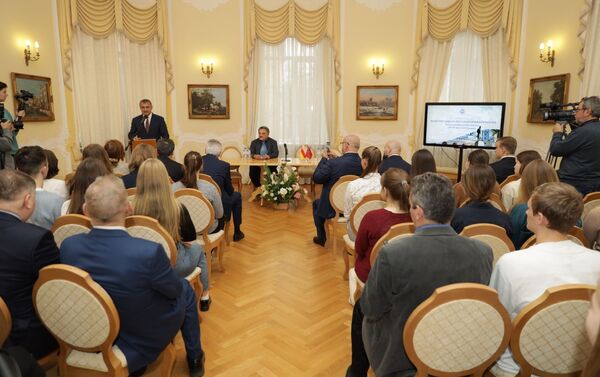 Президент Анатолий Бибилов посетил университет им. А. Герцена - Sputnik Южная Осетия