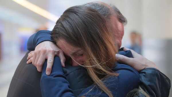 Мария Бутина, освобожденная из тюрьмы в США, с отцом Валерием Бутиным в международном аэропорту Шереметьево (26 октября 2019). Москвa - Sputnik Южная Осетия