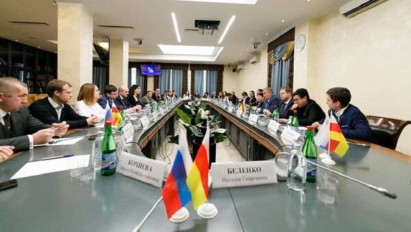 Круглый стол на тему Гуманитарное сотрудничество в области молодежной политики, спорта и туризма между РФ и РЮО - Sputnik Южная Осетия