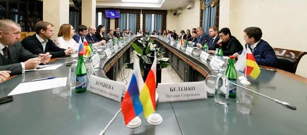 Круглый стол на тему Гуманитарное сотрудничество в области молодежной политики, спорта и туризма между РФ и РЮО Круглый стол на тему Гуманитарное сотрудничество в области молодежной политики, спорта и туризма между РФ и РЮО - Sputnik Южная Осетия