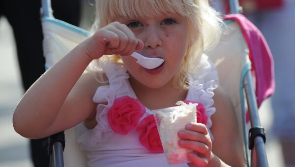 Ребенок ест мороженое - Sputnik Южная Осетия