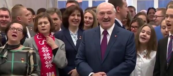 Лукашенко поет комсомольскую песню Лукашенко поет комсомольскую песню - Sputnik Южная Осетия