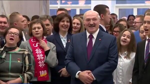 Лукашенко поет комсомольскую песню - Sputnik Южная Осетия