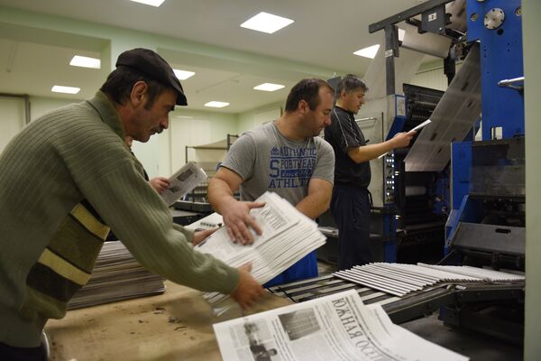 На выходе газету сортируют и проверяют качество печати. - Sputnik Южная Осетия