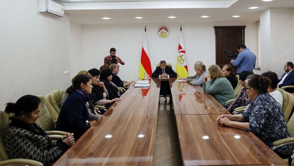 Встреча президента Анатолия Бибилова с пайщиками жилищных кооперативов  - Sputnik Южная Осетия
