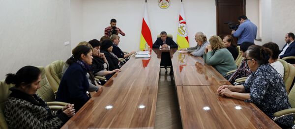 Встреча президента Анатолия Бибилова с пайщиками жилищных кооперативов  - Sputnik Южная Осетия