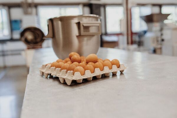Куриные яйца привозят из соседней России.  - Sputnik Южная Осетия
