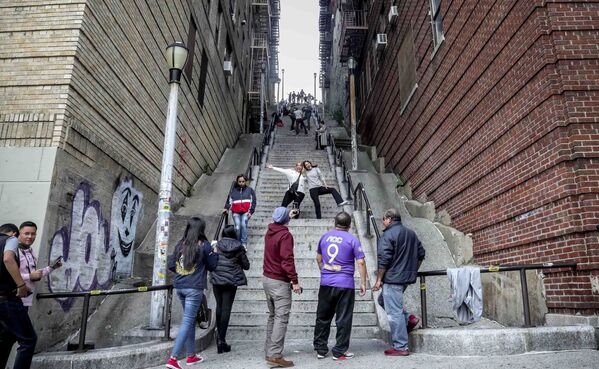 Люди позируют на ставшей знаменитой лестнице в Бронксе, Нью-Йорк - Sputnik Южная Осетия