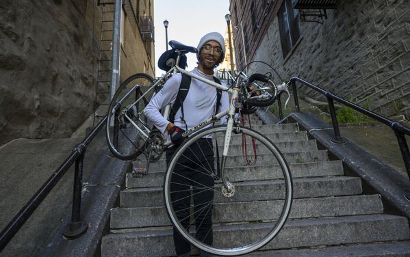 Местный житель с велосипедом проходит по лестнице Джокера в Бронксе, Нью-Йорк - Sputnik Южная Осетия