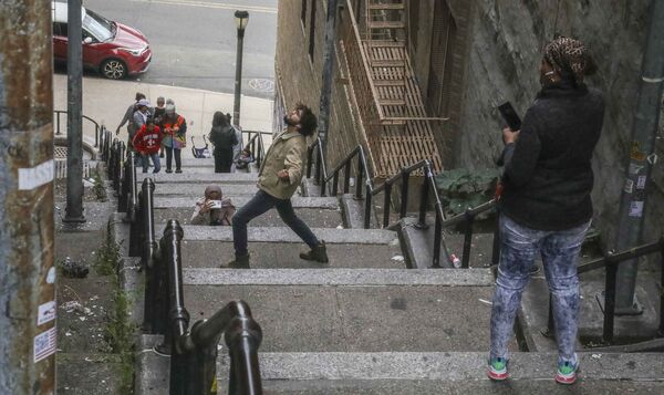 Туристы позируют для фотографии на лестнице Джокера в Бронксе, Нью-Йорк - Sputnik Южная Осетия