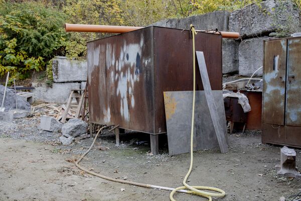 Разве это жизнь? Жители части улицы Путина в Цхинвале устали от пыли, грязи и шума Разве это жизнь? Жители части улицы Путина в Цхинвале устали от пыли, грязи и шума - Sputnik Южная Осетия