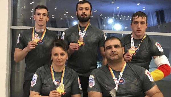 В третий день мирового первенства по армрестлингу в городе Констанца (Румыния) в борьбу вступили спортсмены с ограниченными физическими возможностями - Sputnik Южная Осетия