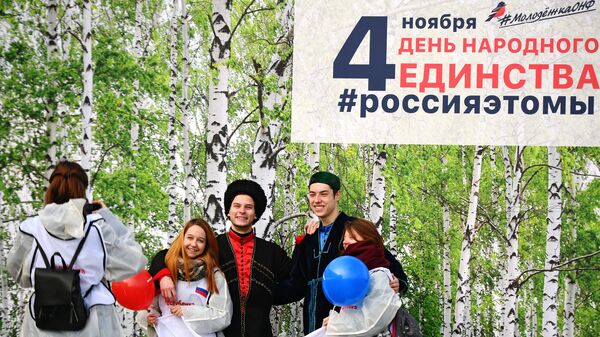 Волонтеры во время флешмоба, где будут развернуты флаги всех 85 регионов России в честь Дня народного единства на Поклонной горе в Москве - Sputnik Южная Осетия