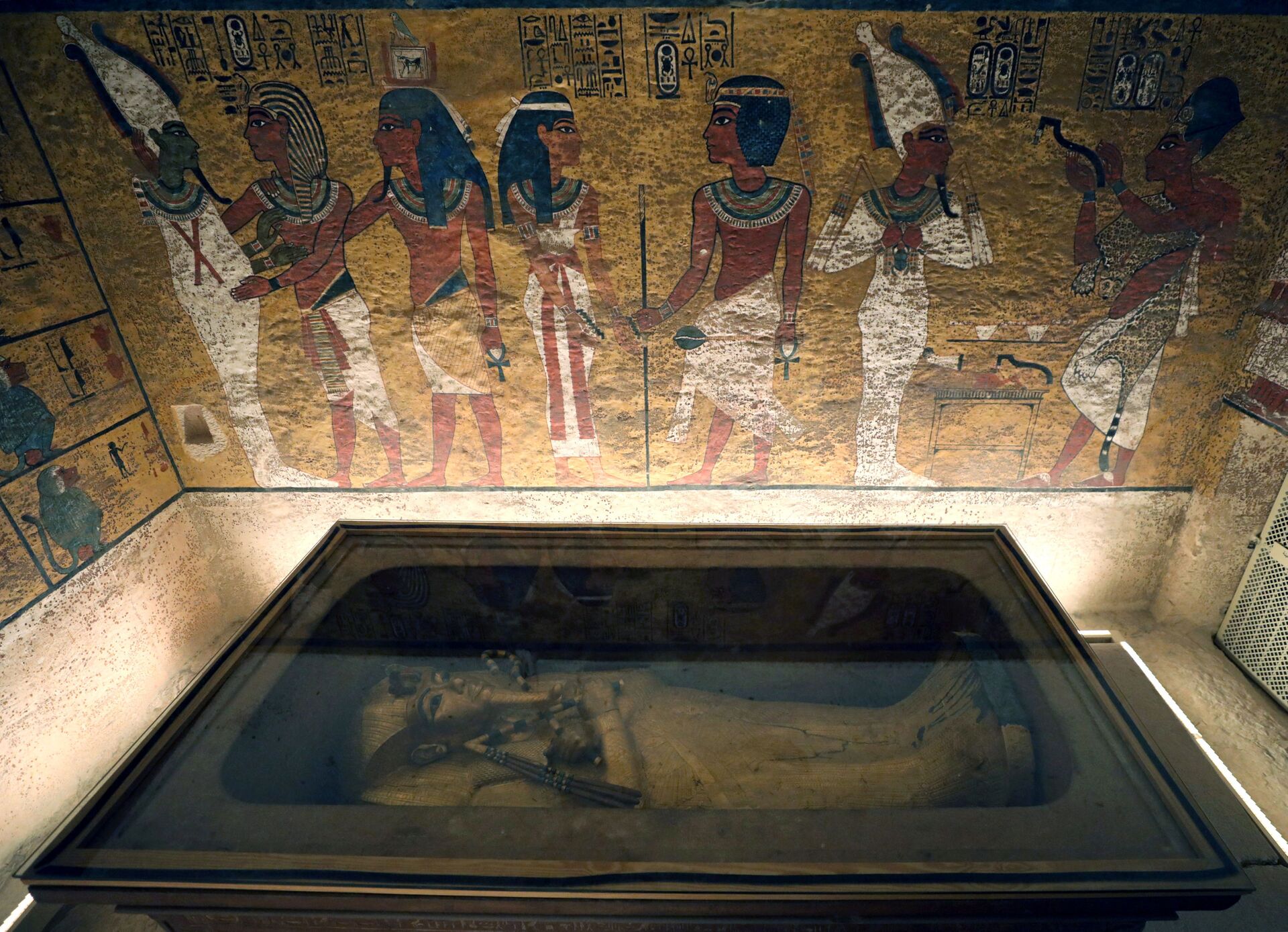 Мумия фараона Тутанхамона в гробнице в Луксоре, Египет - Sputnik Южная Осетия, 1920, 26.10.2021