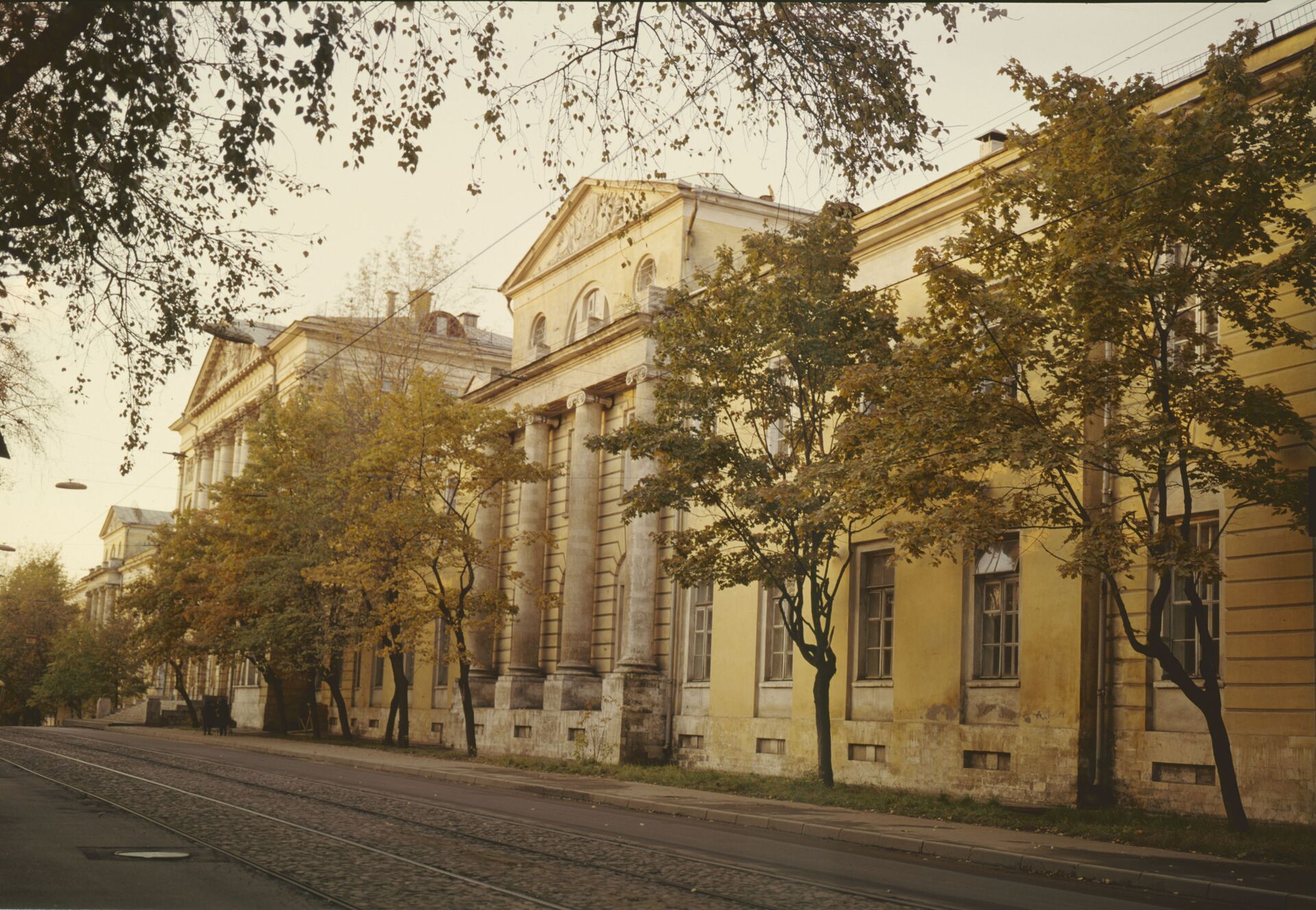 Здание госпиталя имени Н.Н. Бурденко со стороны Госпитальной улицы. - Sputnik Южная Осетия, 1920, 26.10.2021