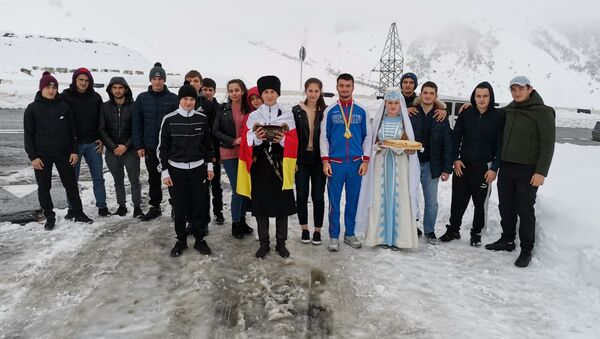 Чемпиона мира по армрестлингу Арсена Хабалова встречают у Рукского тоннеля - Sputnik Южная Осетия