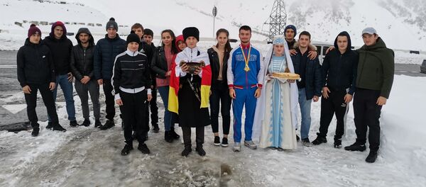 Чемпиона мира по армрестлингу Арсена Хабалова встречают у Рукского тоннеля Чемпиона мира по армрестлингу Арсена Хабалова встречают у Рукского тоннеля - Sputnik Южная Осетия