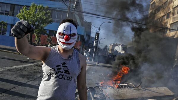 Демонстрант в маске во время протестов в Сантьяго, Чили - Sputnik Южная Осетия