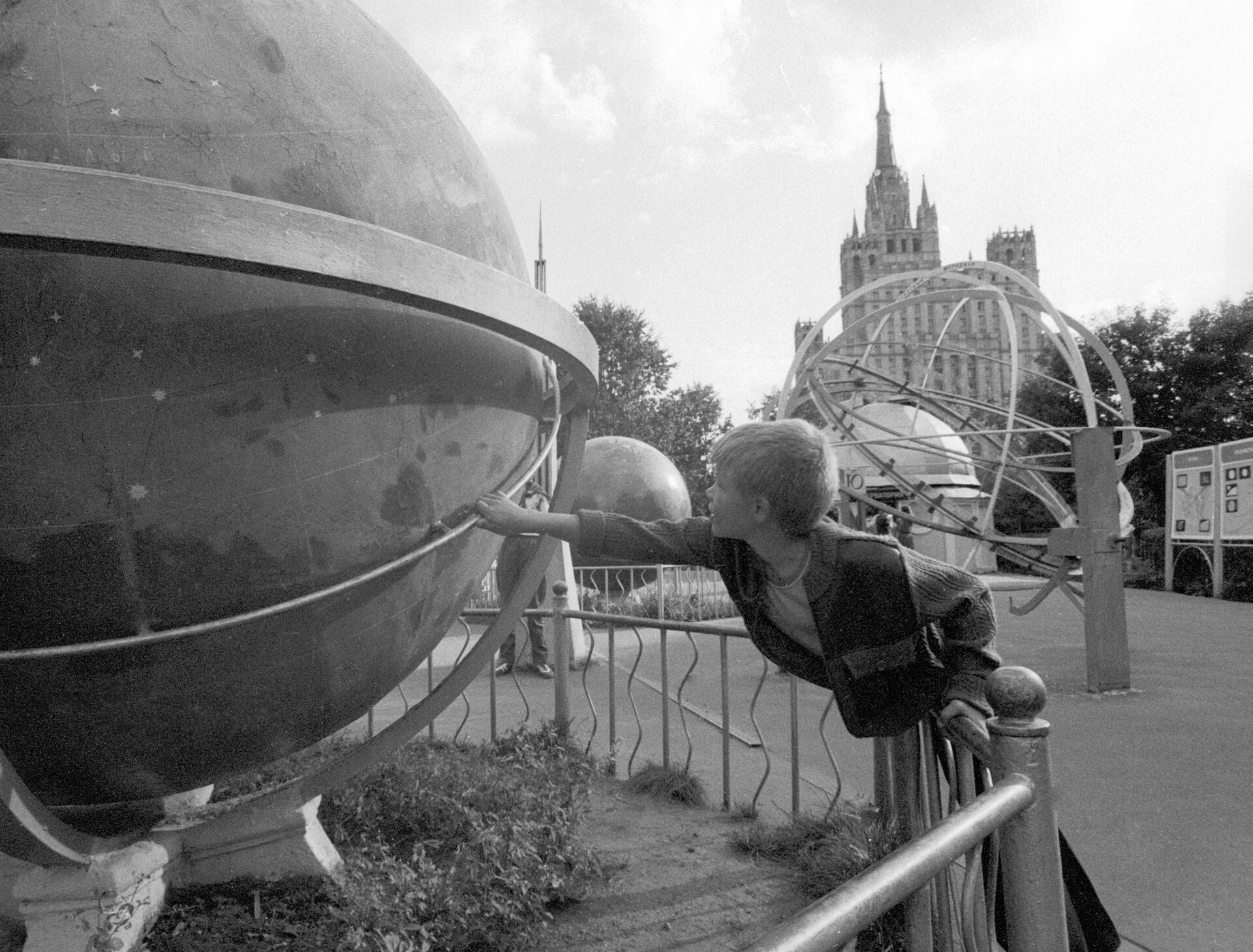 Мальчик рассматривает космический глобус на территории московского планетария. - Sputnik Южная Осетия, 1920, 26.10.2021