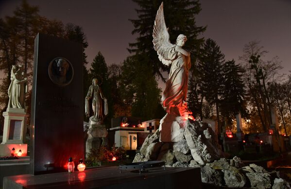 Свечи на могилах усопших в День памяти умерших на Лычаковском кладбище во Львове - Sputnik Южная Осетия