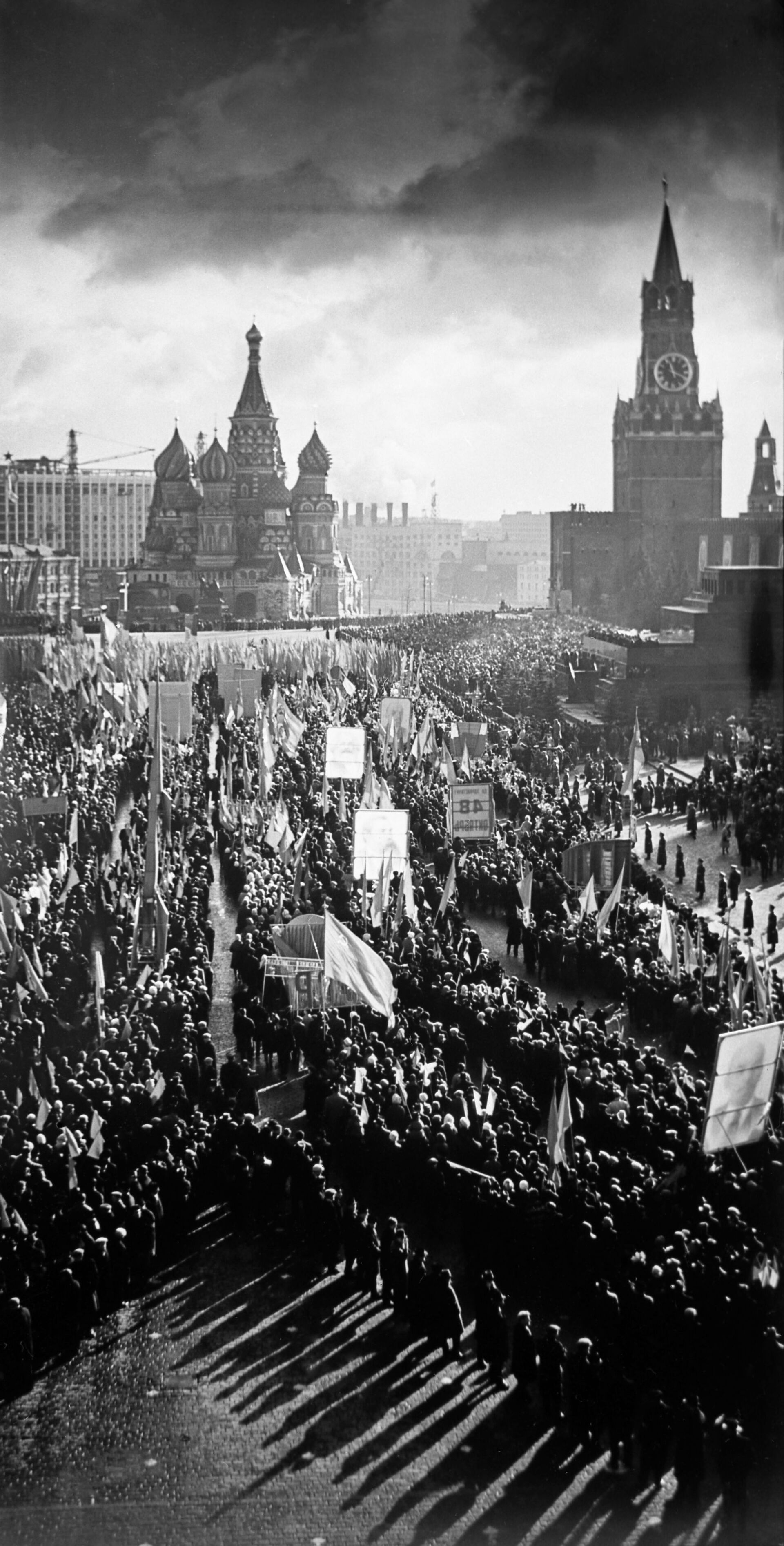 Празднование 49-й годовщины Великой Октябрьской социалистической революции в Москве. - Sputnik Южная Осетия, 1920, 06.11.2022
